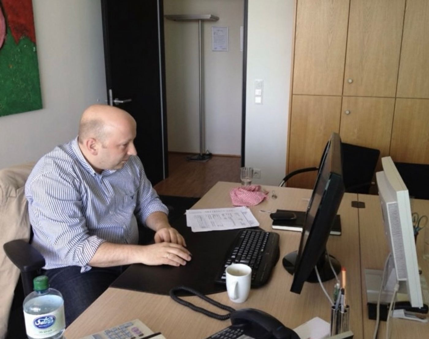 Ingo R. Schürkötter am Schreibtisch im Büro, vor 2017