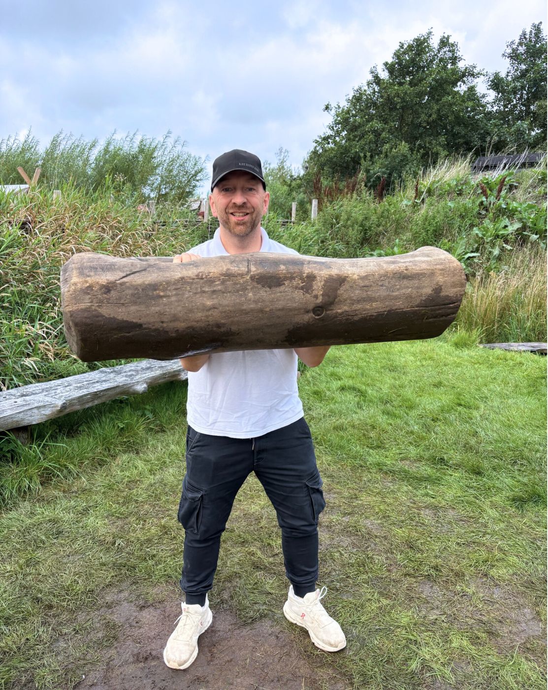 Ingo R. Schürkötter heute mit einem Baumstamm